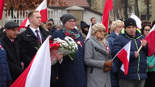 Uczestnicy Warsztatu Terapii Zajęciowej podczas obchodów 100. Rocznicy odzyskania przez Polskę niepodległości w Bielsku Podlaskim